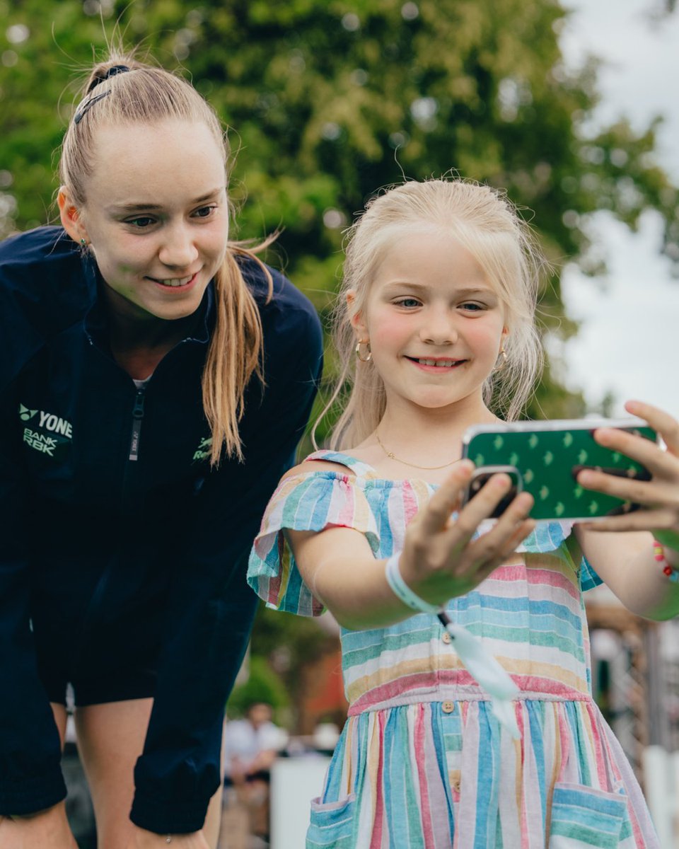 berlin_tennis's tweet photo. “Cheeeeese” 🧀📸 At our tournament you get the perfect opportunity to take a selfie with your favorite player!

Who would you take your photo with?

#WorldPhotoDay #wta #wtatour #berlin #tennis #photography #photo https://t.co/A0K7wxdwh8