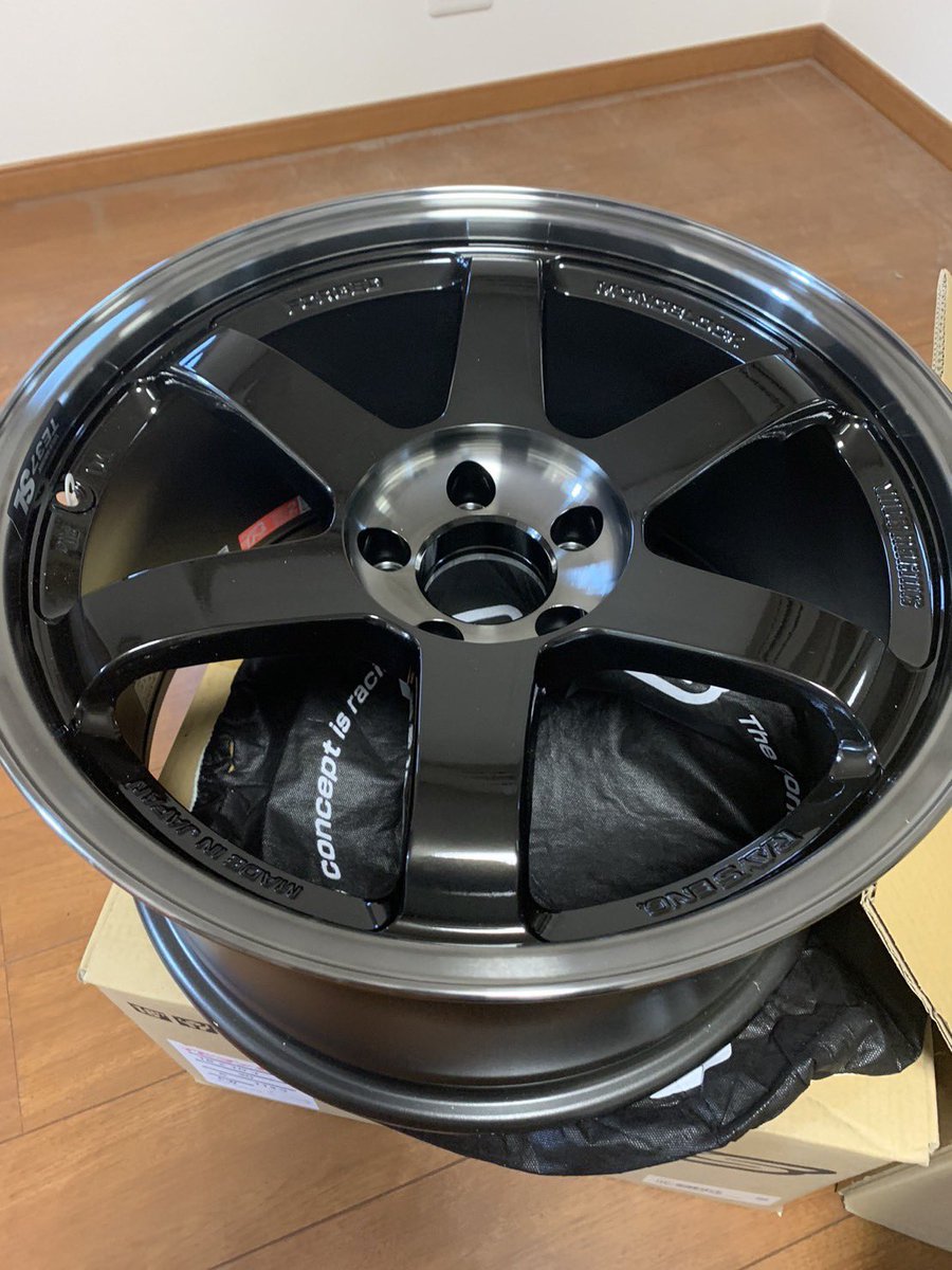 12SRtaro's tweet photo. 代理販売
TE37SL 
4本セットで20万です。

18/10j+20/5h/114.3
新品未使用箱だけ開封 https://t.co/9Q7fDJS1ye