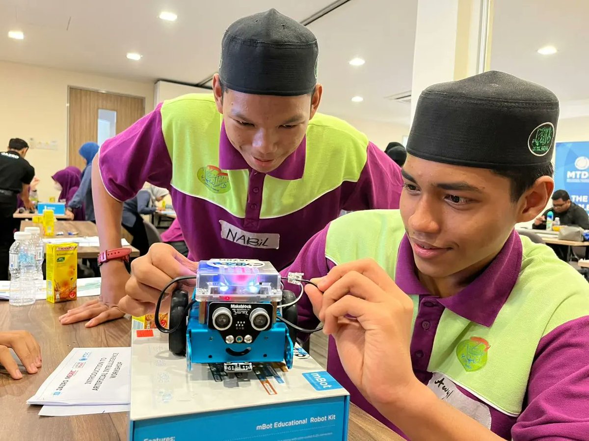 mtdcmalaysia's tweet image. Sudahkah anda mendaftar program latihan Co9P®️ AI Unleashed? Daftar sekarang di tentramaya.com/co9p-ai!

#mtdcmalaysia #mtdccsr #co9p #AIUnleashed #MOSTI