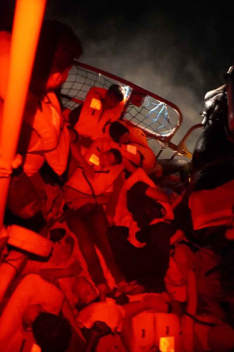 ❗️Aktuell: 🇮🇹-Behörden weisen der #Aurora absichtlich einen unerreichbaren Hafen zu. Mit 72 Menschen an Bord brauchen wir sofortige Erlaubnis, #Lampedusa als nächstgelegenen Hafen anzulaufen oder alle Gäste auf ein größeres Schiff zu transferieren.