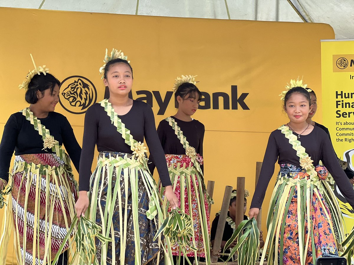 Lok3600's tweet photo. @MyMaybank #GlobalCRDay at Sekolah Kebangsaan (Asli) Bukit Cheding and Sekolah Kebangsaan Kampong Busut Asli, Selangor. Great day out and time well spent at the orang asli schools. ❤️ #DEI @fadlmohamed88 @MuzHisham https://t.co/TfpdjEy3fZ