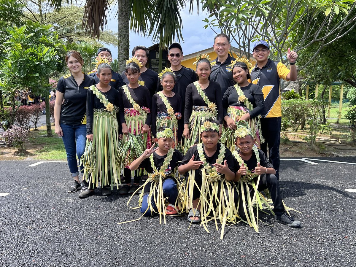 Lok3600's tweet photo. @MyMaybank #GlobalCRDay at Sekolah Kebangsaan (Asli) Bukit Cheding and Sekolah Kebangsaan Kampong Busut Asli, Selangor. Great day out and time well spent at the orang asli schools. ❤️ #DEI @fadlmohamed88 @MuzHisham https://t.co/TfpdjEy3fZ