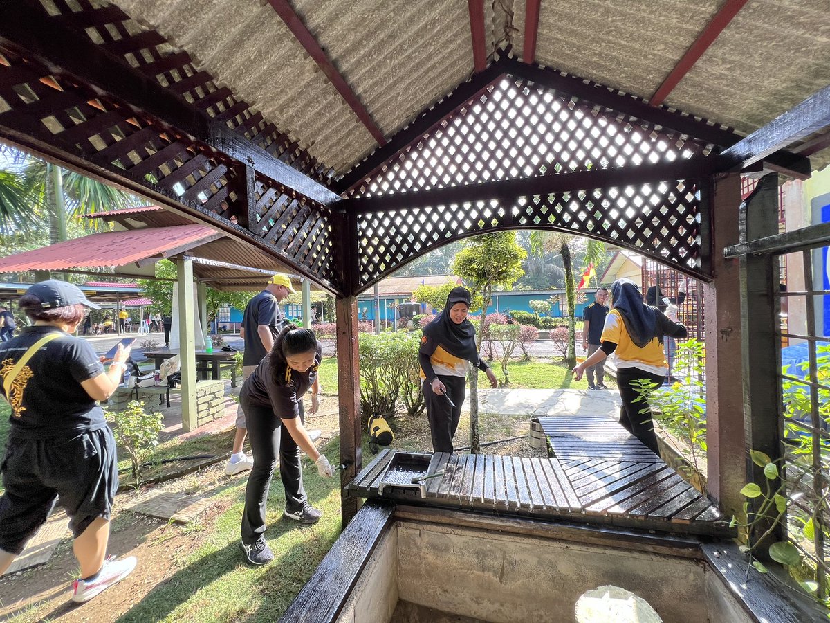 Lok3600's tweet photo. @MyMaybank #GlobalCRDay at Sekolah Kebangsaan (Asli) Bukit Cheding and Sekolah Kebangsaan Kampong Busut Asli, Selangor. Great day out and time well spent at the orang asli schools. ❤️ #DEI @fadlmohamed88 @MuzHisham https://t.co/TfpdjEy3fZ
