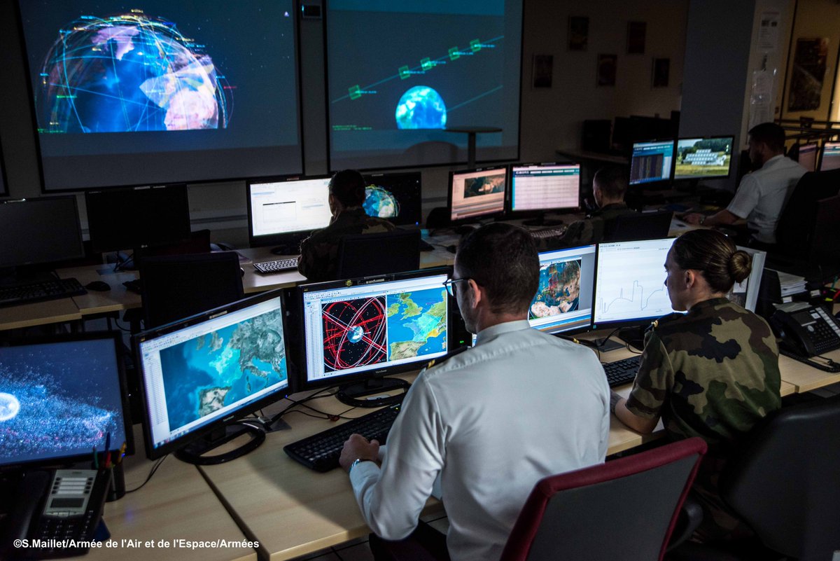 camande's tweet photo. #LeSaviezVous
le Centre opérationnel de surveillancemilitaire des objets spatiaux (COSMOS) basé sur la
#BA942
à Lyon, rassemble des militaires compétentsdans le domaine spatial. Une preuve de l'engagementde l'armée française envers la sécurité aérospatiale.
@armeedelair #CDE https://t.co/dQFjGcreUR