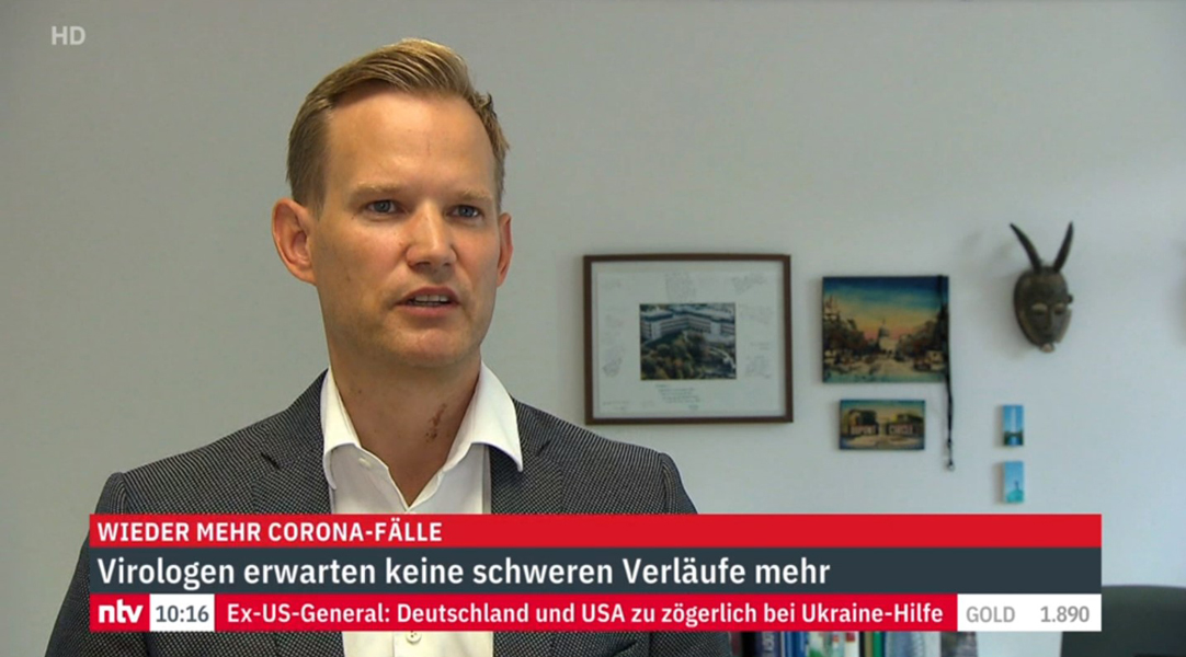 Ihr Lieben, "Virologe" Streeck gab gerade auf ntv Entwarnung. 😳
Ihr wisst, was zu tun ist? 
Ran an den Impfstoff, Maske auf! 😷👍
#CovidIsNotOver