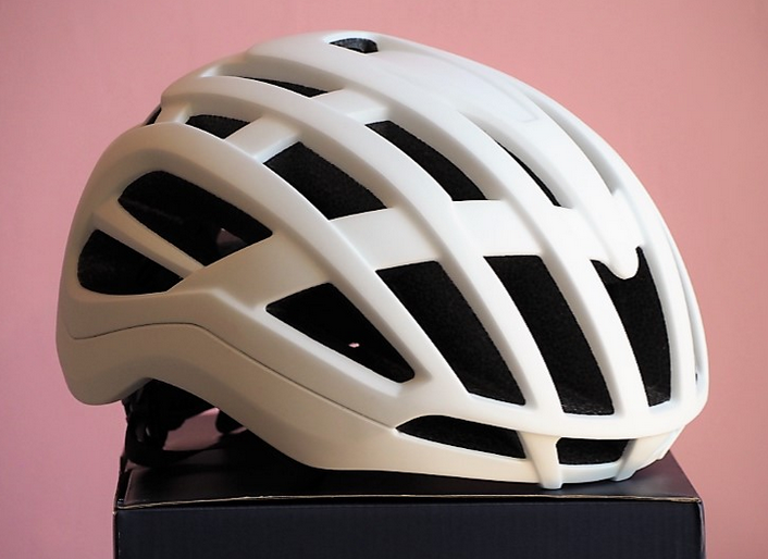 Team29er's tweet photo. Test Rogelli Deiro lekki kask rowerowy  W kasku nie przebijesz się przez ścianę, ale 285 gramów na głowie doskonale Cię ochroni. Tak brzmi hasło reklamowe producenta kasku Deiro firmy Rogelli.
https://t.co/calOsH8f0V #gravel #rogelli #bicycle #helmet https://t.co/NoHG4OqWIF