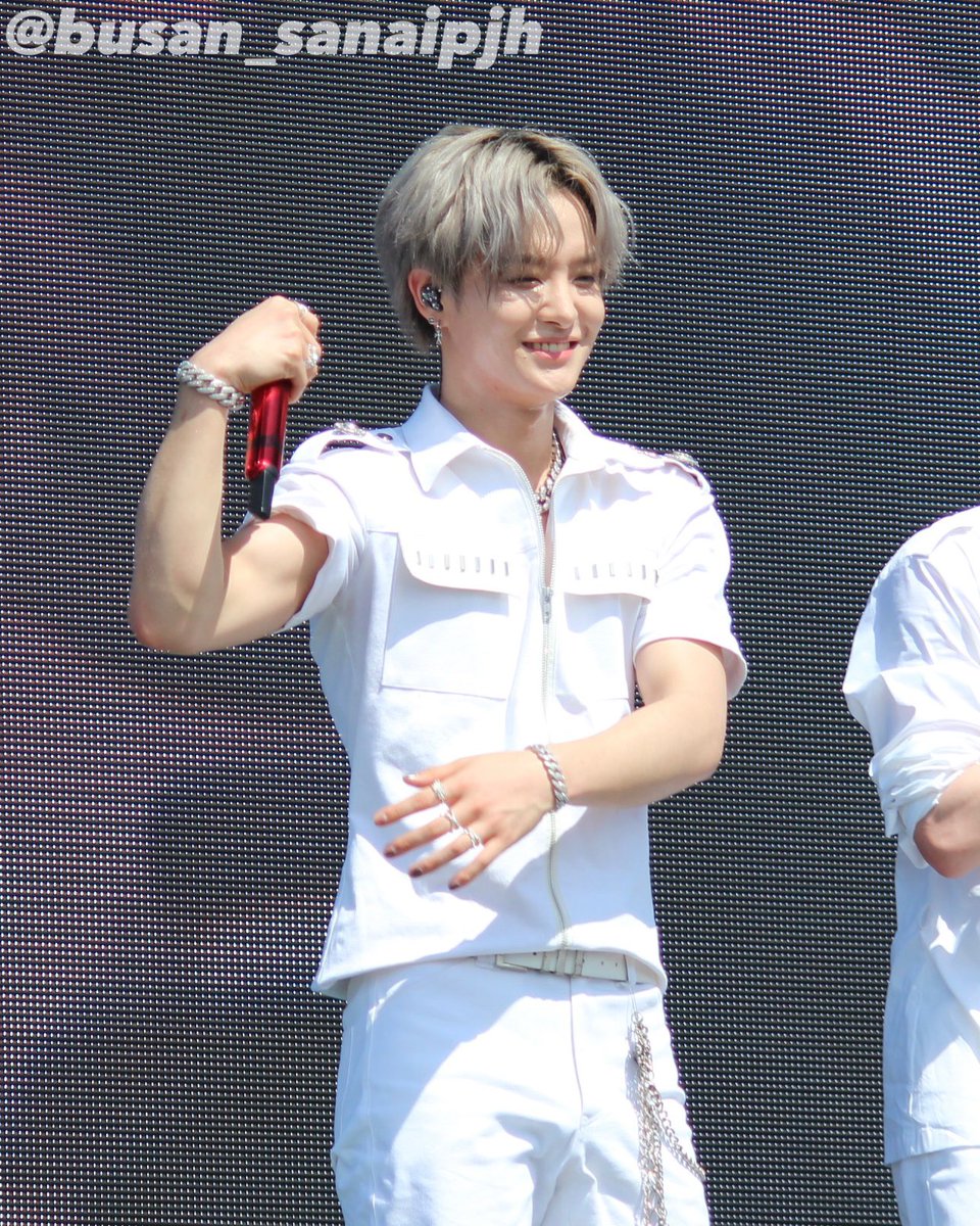 _hourlyjihoon's tweet photo. jihoon's cute smile &amp; his biceps !!!!! 🫠🤍 https://t.co/keJkpew3ZI