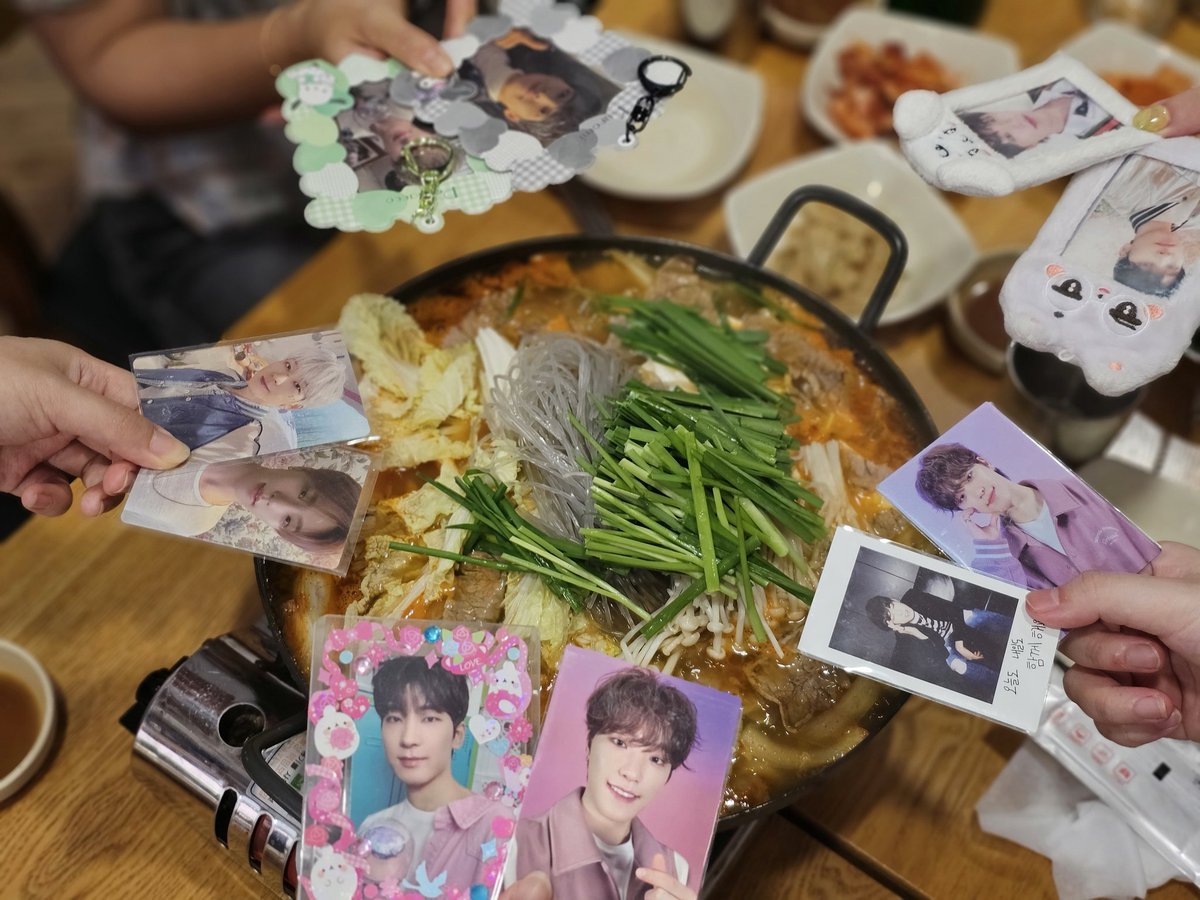 감사했습니다..🥹💖 원찬러들 진짜 많더라구요? 덕분에 행사장이...아주 후끈했다네요 (리터럴리;)
챙겨주신 간식들 열심히 뱃속에 저장하구 나눔해주신것들도 잘 간직할게요!! 
저는 집가서 에어컨틀고 수박먹으면서 회지time가질것임 후후