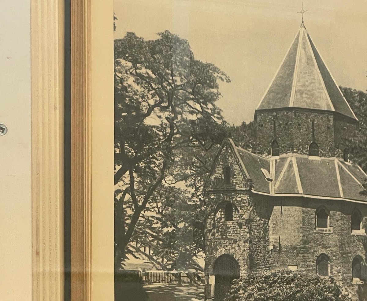 In de terugkerende ladekast van @Radboud_Uni Erfgoed laat de universiteit onze bezoekers telkens een ander stukje van de universitaire collecties zien. 🎞️ Bekijk voor de tijdelijke sluiting het werk van fotograaf Hans Sibbelee in de kast. Daarna weer vanaf 17.10 te zien.