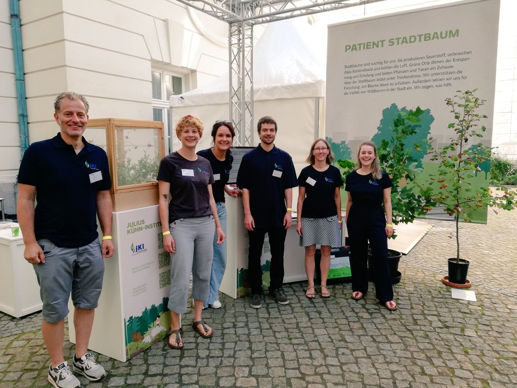 Das JKI ist bereit für den #TodT23 der Bundesregierung am @bmel. Passend bei den heute zu erwartenden Temperaturen: Unser Thema "Stadtbäume im #Klimawandel" .🌳🥵 "#Wildbienen in der Stadt fördern" haben wir auch mitgebracht🐝. Freuen uns auf viele interessante Gespräche!