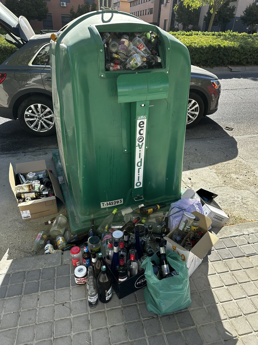 Hola <a href="/Ayto_Valdemoro/">Ayto de Valdemoro</a> desconozco la frecuencia de recogida del vidrio, pero me parece que esto no es normal además de peligroso. Foto de hoy en Agustina de Aragon.