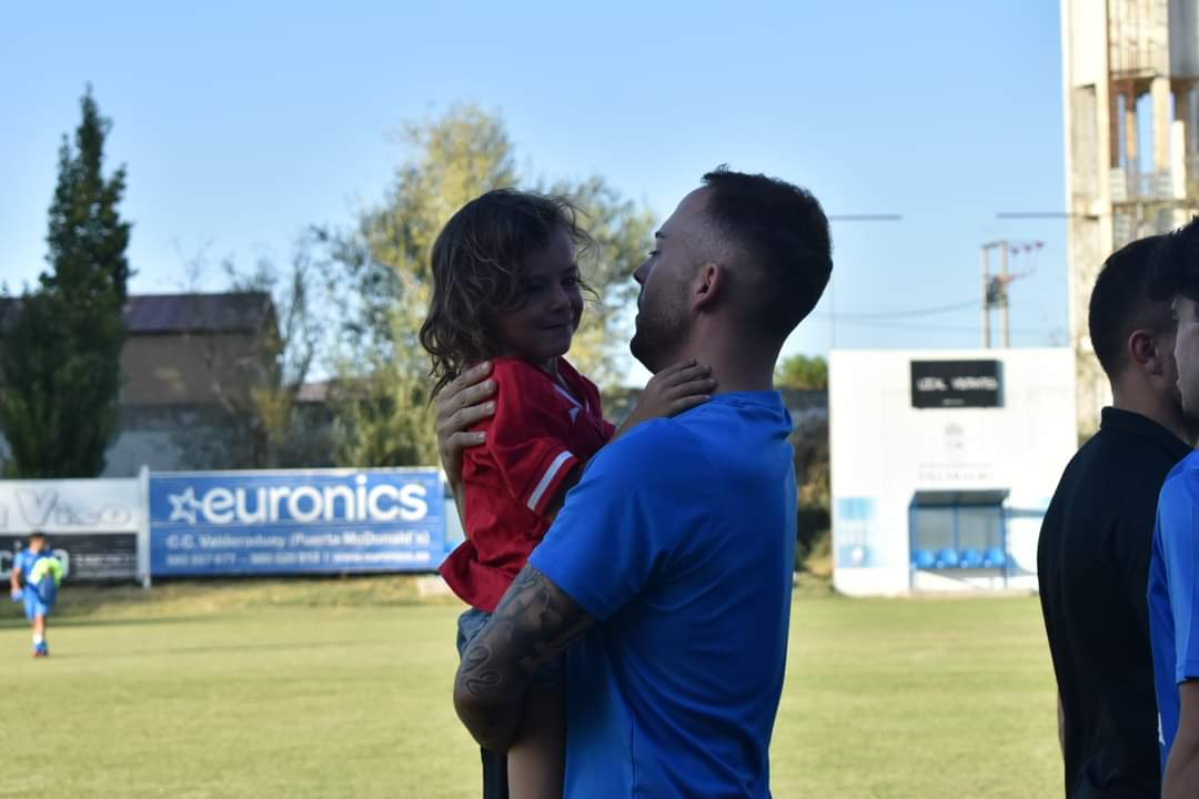 cd_villaralbo's tweet photo. 🥰FAMILY & FRIENDS🤩
El apoyo de la afición, familia y amigos es fundamental💙
🙏Seguid animando cada partido, aunque nos hagamos un poquito los duros😏 ¡Os necesitamos!🫶
#CorazonAzulon #Familia #Amigos #SiempreJuntos https://t.co/nsocVfhuYj