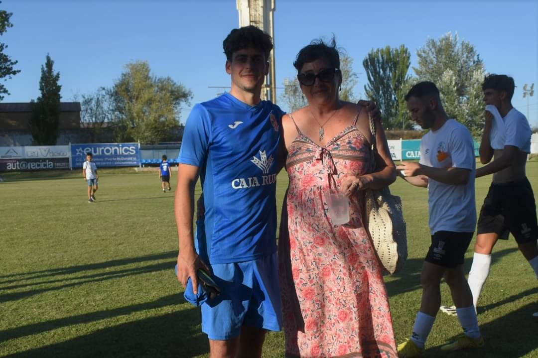 cd_villaralbo's tweet photo. 🥰FAMILY & FRIENDS🤩
El apoyo de la afición, familia y amigos es fundamental💙
🙏Seguid animando cada partido, aunque nos hagamos un poquito los duros😏 ¡Os necesitamos!🫶
#CorazonAzulon #Familia #Amigos #SiempreJuntos https://t.co/nsocVfhuYj