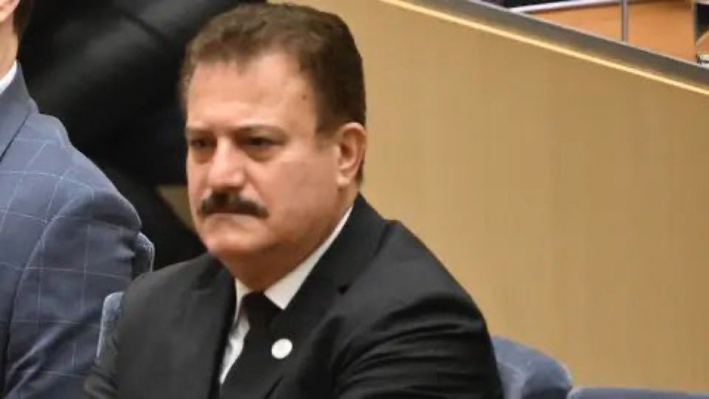 Uppsala_Hassan's tweet photo. Skillnaden mellan herrarna? 
Den ena har tjänat Sverige som framstående akademiker &amp; politiker. Han uttalade sig knasigt, tog sitt- &amp; partiets ansvar &amp; avgick. En hedersman.
Den andra har tjänat extremister/terrorister men vägrar ta sitt &amp; partiets ansvar. Om detta må ni berätta! https://t.co/OdmY0Ksw5U