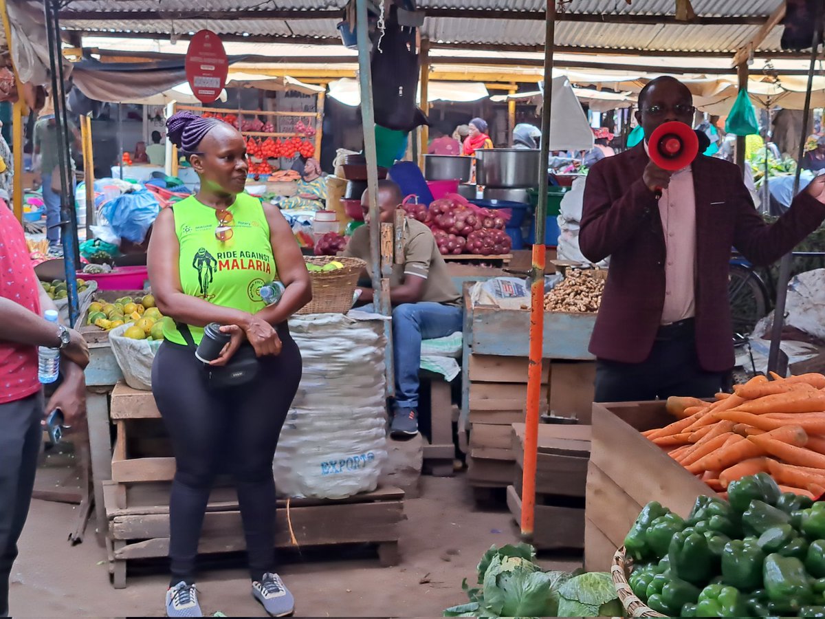 RcKisaasiKyanja's tweet photo. We are taking the message to the local market operators and traders at Kalerwe market Kawempe division. #KickMalariaOutofUganda #RideAgainstMalaria #ServiceAboveSelf #CreatingHopeInTheWorld https://t.co/baOHm52aUe