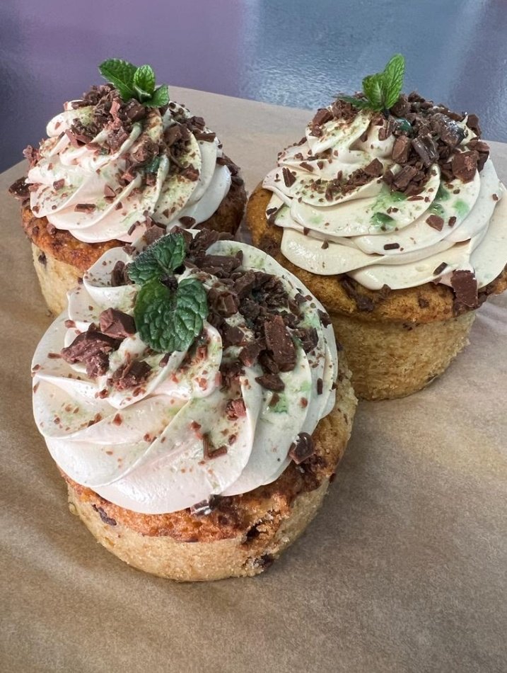 weirdvsnormal's tweet photo. Which @GingerPinkshop mini cake would you get?

F1: Just Chocolate
F2: Strawberry Chocolate
F3: Salted Caramel
F4: Peppermint Crisp

#gingerpink https://t.co/2Jk5zofaDb