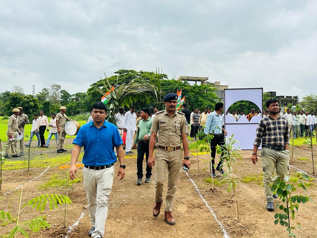 "મેરી માટી મેરા દેશ" અભિયાન અંતર્ગત તાલુકા કક્ષાના કાર્યક્રમમાં તાલુકા પંચાયત કપરાડા અને પોલીસ સ્ટેશન કપરાડા દ્વારા " તિરંગા યાત્રા"કાઢવામાં આવી હતી,જેમાં વિશાળ સંખ્યામાં પદાધિકારીશ્રીઓ અને લોકોએ ભાગ લીધો.<a href="/DDO_VALSAD/">DDO Valsad</a> <a href="/collectorvalsad/">Collector Valsad</a> <a href="/CMOGuj/">CMO Gujarat</a> <a href="/monakhandhar/">Mona Khandhar IAS</a>