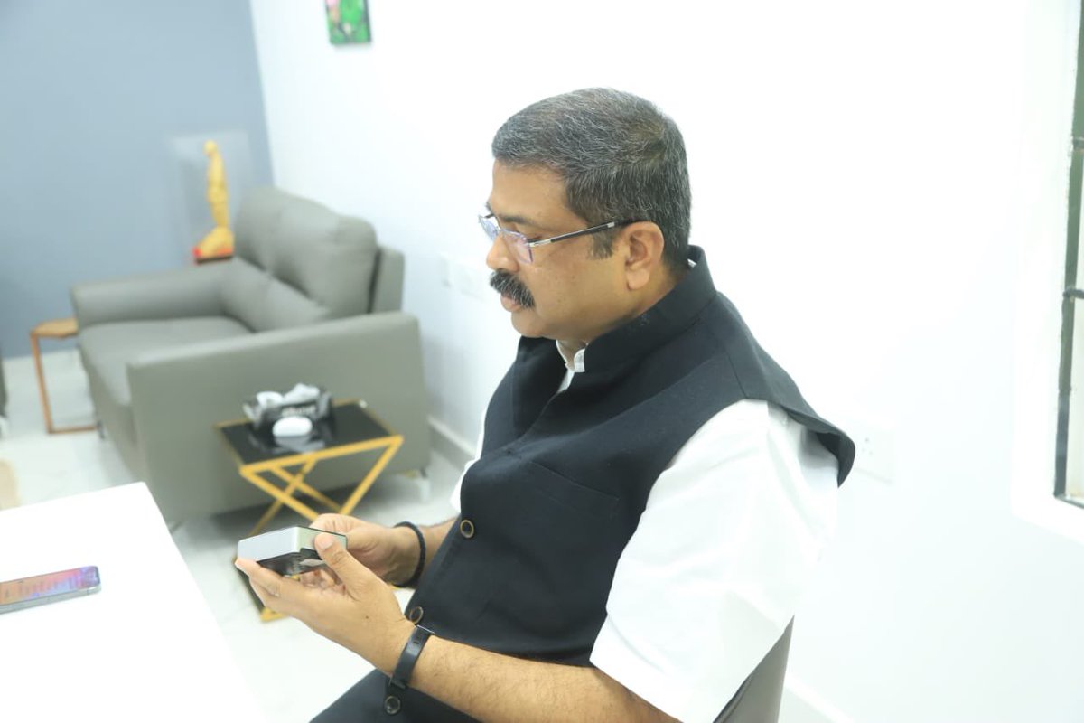 dpradhanbjp's tweet photo. Pleasure meeting a bunch of passionate and aspirational youth from Aveti Learning led by Shri Biswajit Nayak. Their commitment to provide a world class learning experience and enhance the reach of quality e-learning resources in odia language is truly heartening. 

Happy to learn that the team has also prepared e-content in Kuwi and Munda languages, a remarkable step towards preserving and promoting Odisha’s linguistic diversity and encouraging learning in native languages.