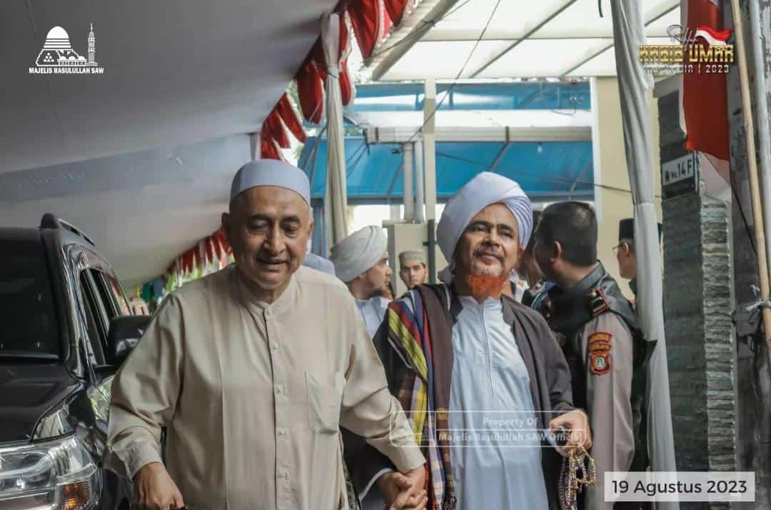 habibomar's tweet photo. الوصول إلى العاصمة الاندونيسية جاكرتا 1445 - Tibanya Guru Mulia Al Habib Umar Hafidh di Jakarta - Indonesia

 بسم الله الرحمن الرحيم
بحمد الله عز وجل وتوفيقه وصل العلامة الحبيب عمر بن محمد بن حفيظ إلى جاكرتا في رحلة دعوية مباركة إلى جمهورية إندونيسيا حيث الغالبية العظمى من المسلمين في العالم قياما بواجب الدعوة إلى الله وإخياء هدي رسول الله صلى الله عليه وسلم ، ونشر تعاليم الشريعة الغراء

وتستغرق الرحلة بضعة أيام. تشهد مجالس الوعظ والإرشاد في أكبر المساجد وكذلك الساحات والميادين الرياضية، التي تضيق عن استيعاب الأعداد الكبيرة من الراغبين في الخير، حيث يستمعون إلى  ما يقوى به الإيمان وتقوى الرحمن سبحانه والحث على طلب  العلم والوعظ والتذكير بالله و الدعوة إلى  العمل بطاعته والاستقامة على منهاجه القويم وصراطه المستقيم الذي به النجاة من الفتن.

كما يهتم حفظه الله بزيارة ديار ومعاهد العلم الشريف، ولقاء العلماء والدعاة وتبادل وجهات النظر لخدمة الدعوة الغراء. وتفقد احوال المتخرجين من معاهد العلم الشرعي وآثارهم المباركة في تلك البلاد

نسأل الله التوفيق والقبول والعون وأن ينفع بذلك الجميع.

  السبت ٣ صفر الخير ١٤٤٥ هجرية

 Dengan menyebut nama Allah Yang Maha Pengasih lagi Maha Penyayang
Atas rahmat Tuhan Yang Maha Esa dan taufiq-nya, Al-Habib Umar bin Muhammad bin Hafidz telah tiba di Jakarta dalam Rihlah Dakwah yang penuh berkah ke Republik Indonesia, di tempat mayoritas umat Islam di dunia, demi menjalankan tugas berdakwah ke jalan Allah dan menghidupkan tuntunan Rasulullah Shallallahu 'Alaihi wa Sallam, serta menyebarkan ajaran Syariah yang mulia.

Rihlah ini akan memakan waktu beberapa hari.  Yang akan menghadiri forum-forum dakwah di masjid-masjid terbesar, serta lapangan dan stadion olahraga, yang juga tidak dapat menampung sejumlah besar jamaah yang mencari kebaikan, karena mereka akan mendengarkan apa yang memperkuat iman dan meningkatkan taqwa kepada Yang Maha Penyayang, ditambah motivasi untuk menuntut ilmu, dakwah, dzikir, dan ajakan untuk beramal dengan ketaatan kepada-Nya, ajakan untuk konsisten di jalan yang lurus yang jauh dari fitnah.

Beliau juga memiliki perhatian khusus dalam mengunjungi pondok pesantren, lembaga ilmu, bertemu ulama dan da'i, dan bertukar pandangan demi khidmah dijalan dakwah yang mulia. Beliau akan memperhatikan kondisi para alumni dari berbagai lembaga ilmu syariah, dan buah hasil ilmu mereka yang penuh keberkahan dari negara tempat mereka menimba ilmu.

Kita memohon kepada Allah taufiq, ijabah, bantuan, dan agar hal-hal ini menebar manfaat bagi semua.

 Sabtu 3 Safar, 1445 Hijriah

https://t.co/He0YNjhRNn

#الحبيب_عمر_بن_حفيظ #عمر_بن_حفيظ #اندونيسيا #جاكرتا #مباشر #درس_الفجر #دعوة #مجالس #الوعظ_والتذكير #حولية #ذكرى 
#الإرث_النبوي #ذكر #habibumarbinhafidz #habibomarcom #habibumar #habibumarbinhafidz #indonesia #nabawitv #muwasolah #alerthtv