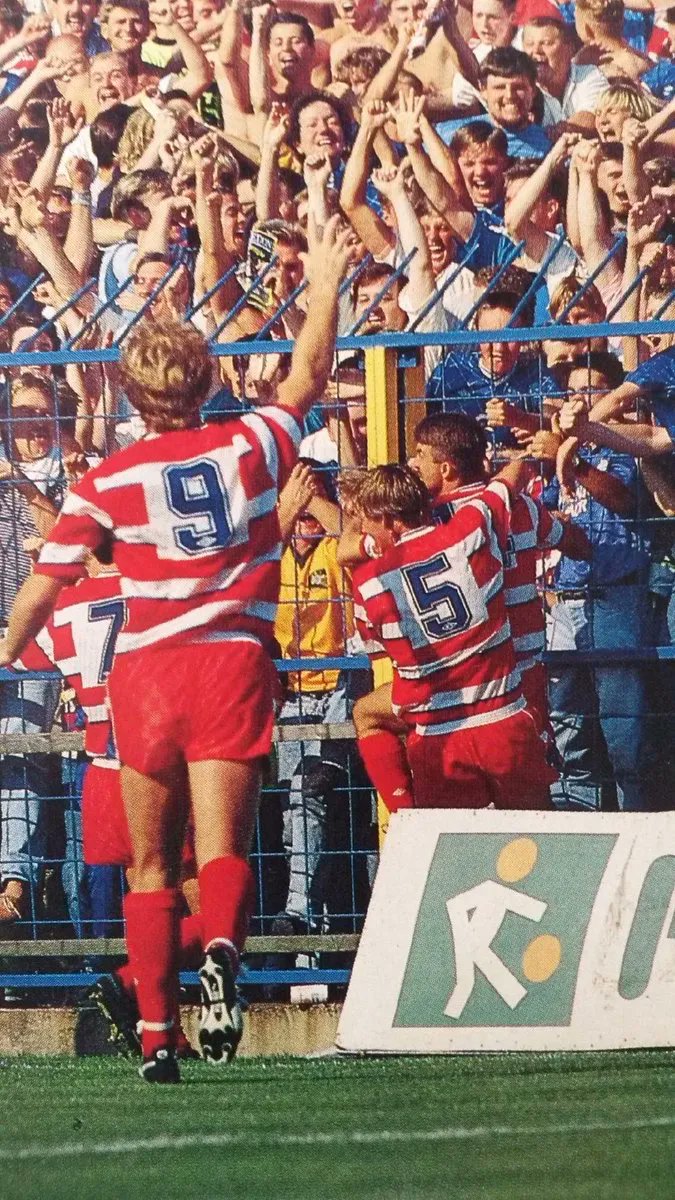 ⌛️Un día como hoy de 1989 fue el primer partido de  Chelsea de vuelta en la máxima categoría inglesa.
Victoria por 1-0 en Wimbledon gracias a un gol tardío de Kevin Wilson. 👏