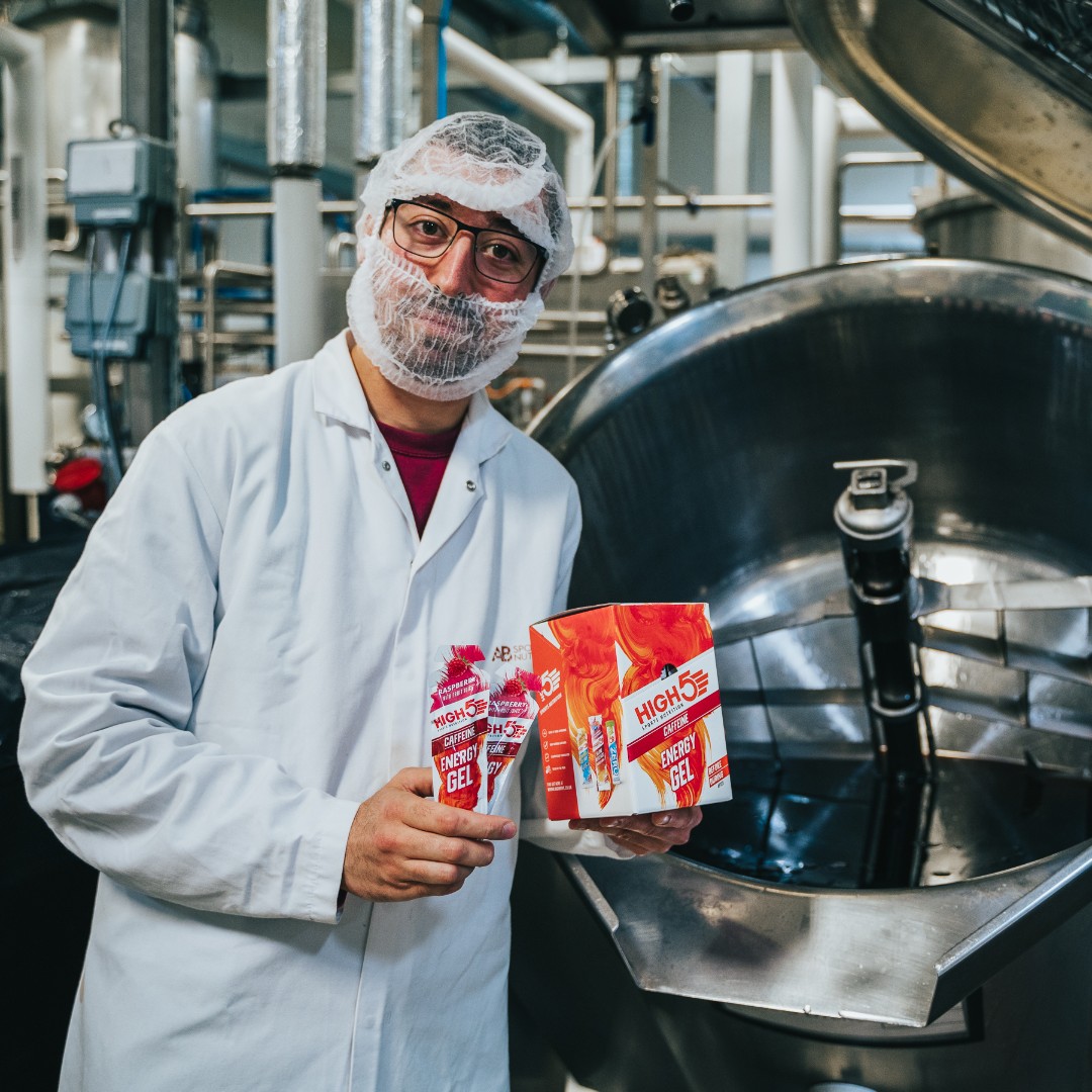Take a look behind the scenes of our dedicated gel production team! They're working tirelessly to ensure you have what you need to perform at your best. Show your appreciation by commenting '🙌' for our amazing factory team! #HIGH5fuelled #BTS #thatHIGH5feeling