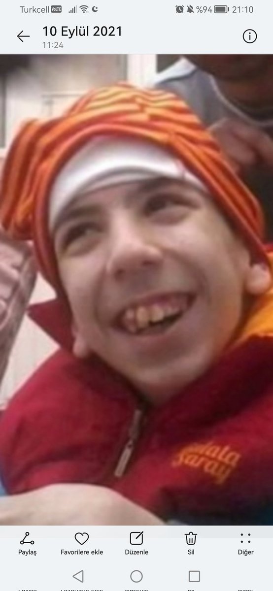 Yeniden başlamaktan korkmayın bu sefer sıfırdan değil tecrübeyle başlarsın hayat dar ama umut geniş kendini sev yaşadığın hayatı yaşa doğdum dağalı böyleyim başka seçenek yok bi olana bi ölene çare yok yaşamaya zorluyom kaderim üzülsem ne olacak gülmeyi sabrı seçtim 🥰