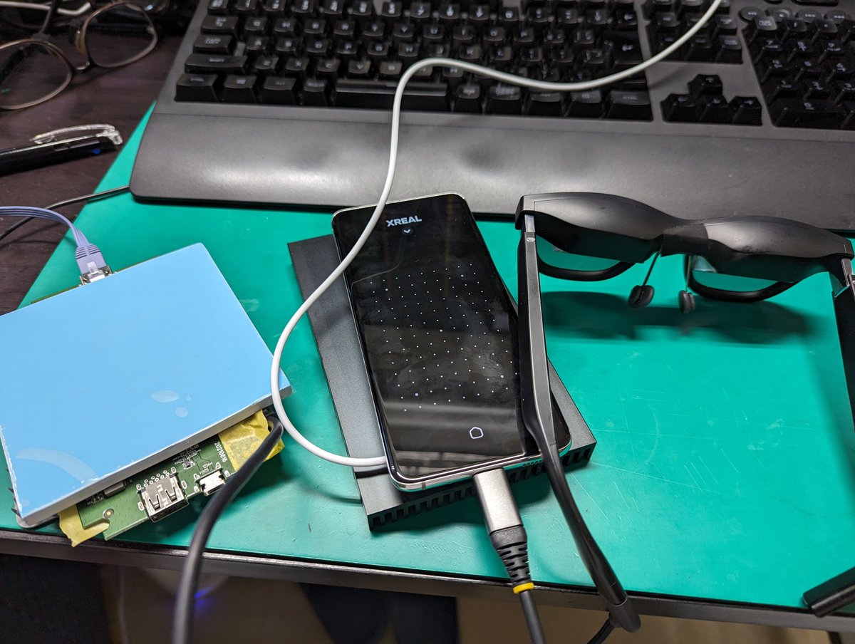 vispellllc's tweet photo. Xreal Airの長時間映像視聴時の給電と冷却の試験中です。
スマホは有線LANでインターネットに接続しているので、WiFiが混み合っている環境での安定動作に強い仕様にしてます。
#nreal #xreal https://t.co/Z31MwgeB8Y