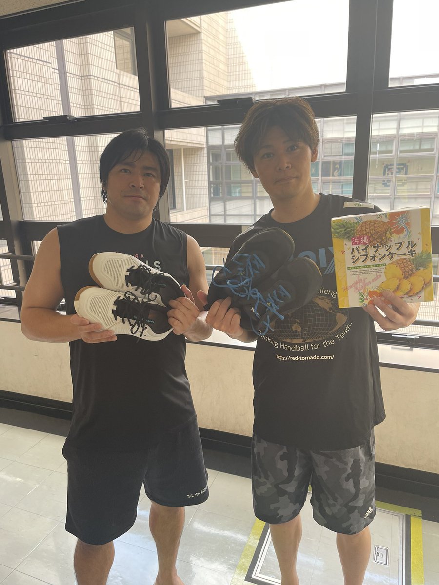 MOMIZI0701's tweet photo. 令和5年度 #国民体育大会
 #九州ブロック大会
vs 佐賀県
26-35…敗戦。

同じ@SalmingJapan 様のシューズ愛用者の@yuta_iwashita12 選手とお土産交換会✨

#イーグル2 
生地素材がしっかりしていて耐久性と安定性が抜群！！

#ヴァイパーSL 
生地素材が柔らかく足に馴染みやすい！！

オススメです👍 https://t.co/3oVxgORi1m
