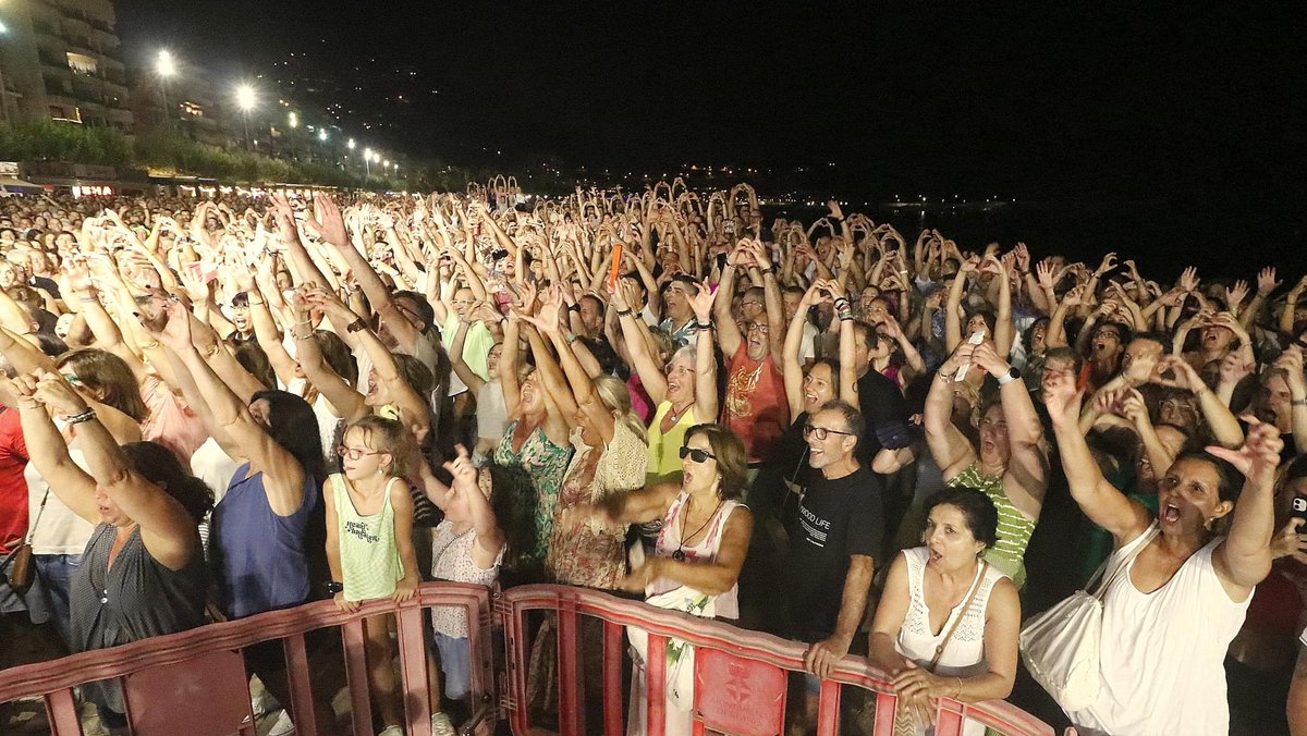 Blanes_cat's tweet photo. Notícia: Un multitudinari concert amb #DiVersiones tanca la primera jornada de la #FestaCopatrons El Passeig de Mar es va omplir de música i gresca amb el popular grup de versions
https://t.co/GXAc2hFPUc
#FestaMajorPetita
#FestaCopatrons
#Concert
#Gresca
#Estiu
#música https://t.co/bI8Y3tV7ST