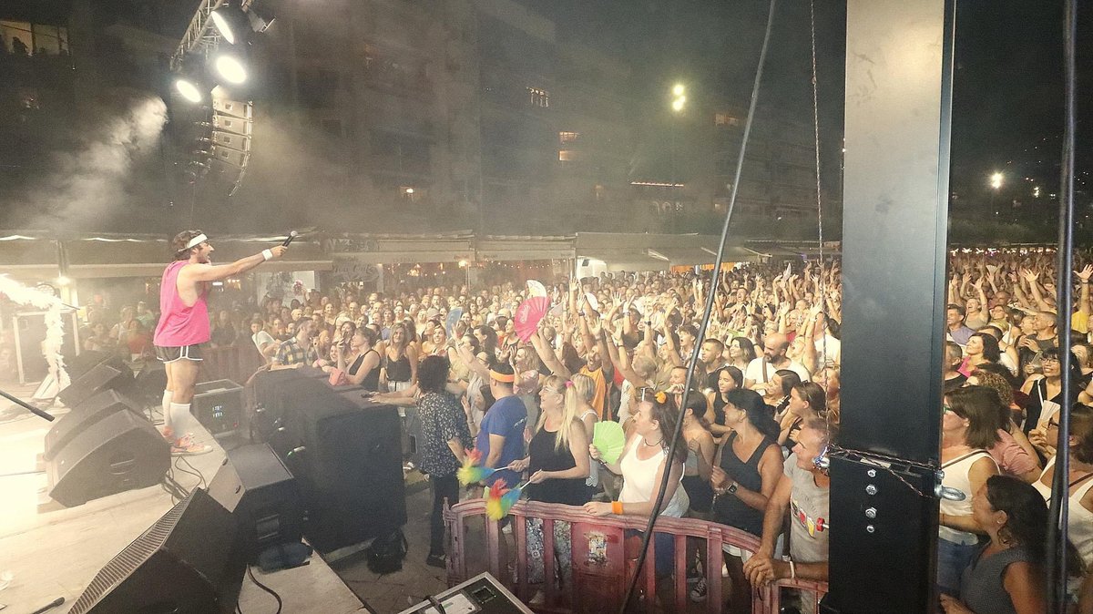 Blanes_cat's tweet photo. Notícia: Un multitudinari concert amb #DiVersiones tanca la primera jornada de la #FestaCopatrons El Passeig de Mar es va omplir de música i gresca amb el popular grup de versions
https://t.co/GXAc2hFPUc
#FestaMajorPetita
#FestaCopatrons
#Concert
#Gresca
#Estiu
#música https://t.co/bI8Y3tV7ST