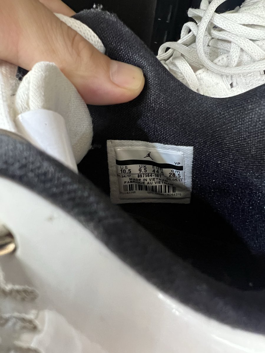 hiro_boxer_08's tweet photo. こういう商品は激アツ🔥

これはNikeのスニーカだがタグに表記されている型番と実際の商品のタグについている型番が違う場合がたまにある🙄違う型番で値付けされているので利益商品の可能性が大🙄この商品はジョーダン31という形で5000円以上の利益は確実🤔 https://t.co/UAHzDoLQyX