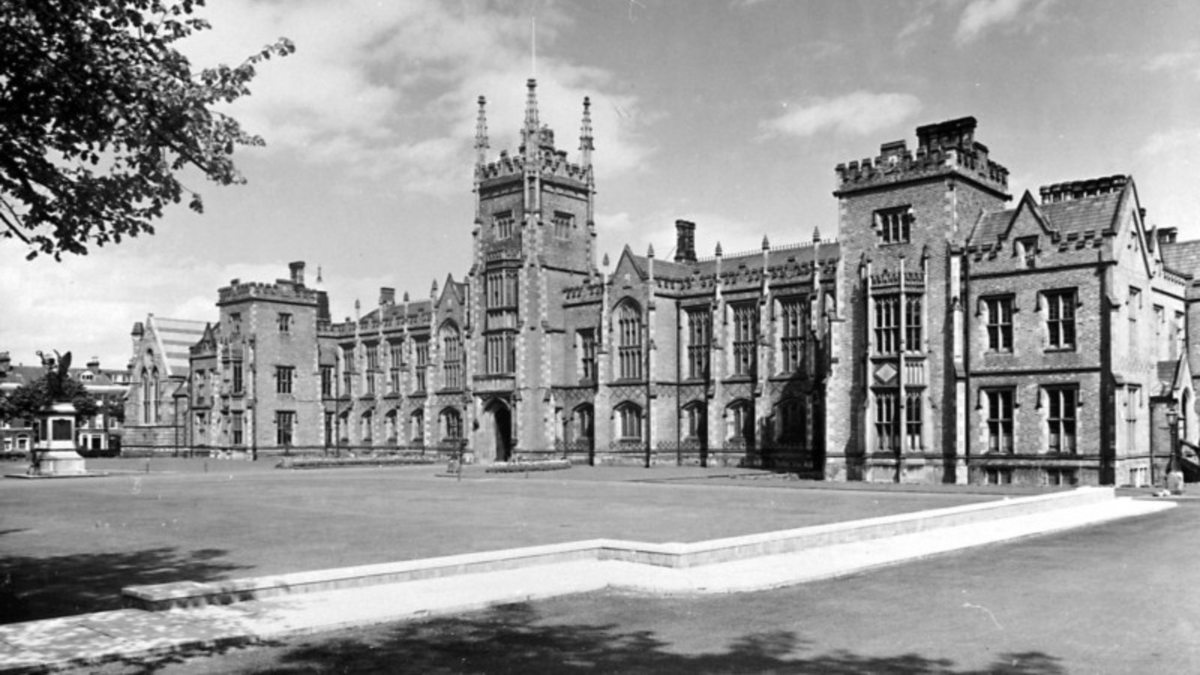 qubgradschool's tweet photo. It's #WorldPhotographyDay so the perfect excuse to look back at some of the wonderful old photographs which allow us to appreciate the history of The Graduate School and the wider Queen's campus.

#WorldPhotographyDay #GraduateSchoolCommunity https://t.co/pymqgYeXAU