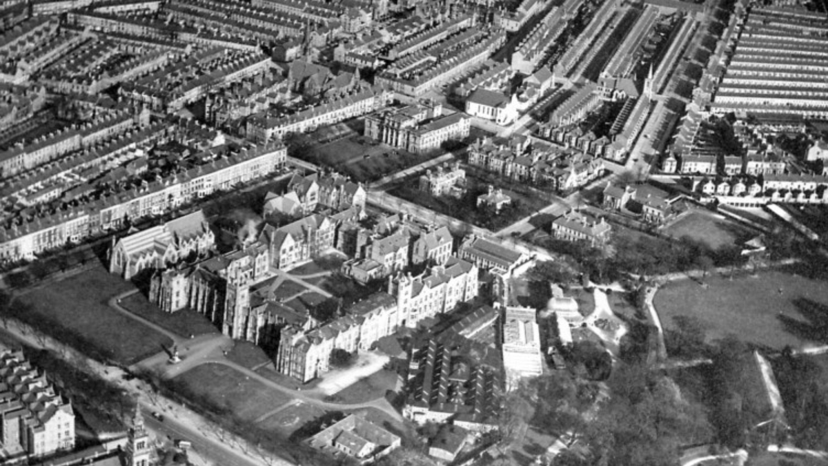 qubgradschool's tweet photo. It's #WorldPhotographyDay so the perfect excuse to look back at some of the wonderful old photographs which allow us to appreciate the history of The Graduate School and the wider Queen's campus.

#WorldPhotographyDay #GraduateSchoolCommunity https://t.co/pymqgYeXAU