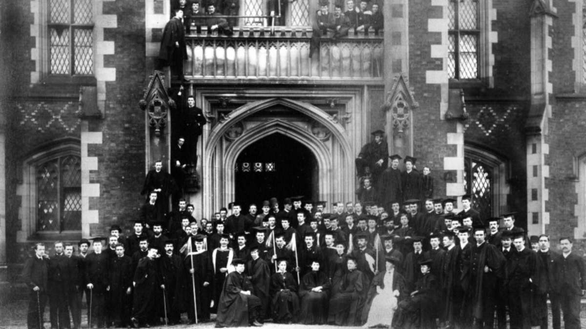qubgradschool's tweet photo. It's #WorldPhotographyDay so the perfect excuse to look back at some of the wonderful old photographs which allow us to appreciate the history of The Graduate School and the wider Queen's campus.

#WorldPhotographyDay #GraduateSchoolCommunity https://t.co/pymqgYeXAU