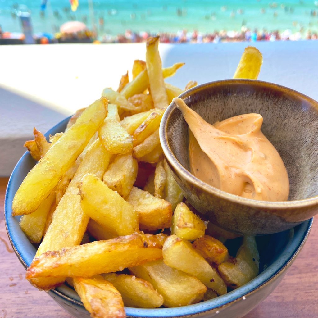 FoodieMemories's tweet image. Breakfast &amp;amp; lunch with an ocean view…
What else? 😎🌊
Bar Epic #Biarritz #CôteDesBasques
