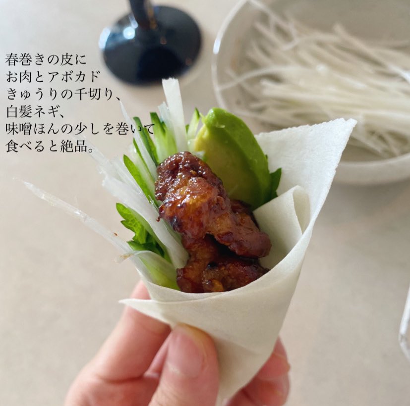 akari_hasegawa's tweet photo. 豚こま肉のカリカリ甘味噌絡め。包丁要らず•基本調味料だけでつくるみんな大好き甘辛おかずです。ほんの少しお酢が入ることで、旨みと軽やかさが加わり食べ疲れない味わいに。黒胡椒を振って白髪ネギを添えると一気に中華っぽくなるから不思議…料理って面白い。ビールにもご飯にもよく合う、最高。 https://t.co/0OozsJhhKW
