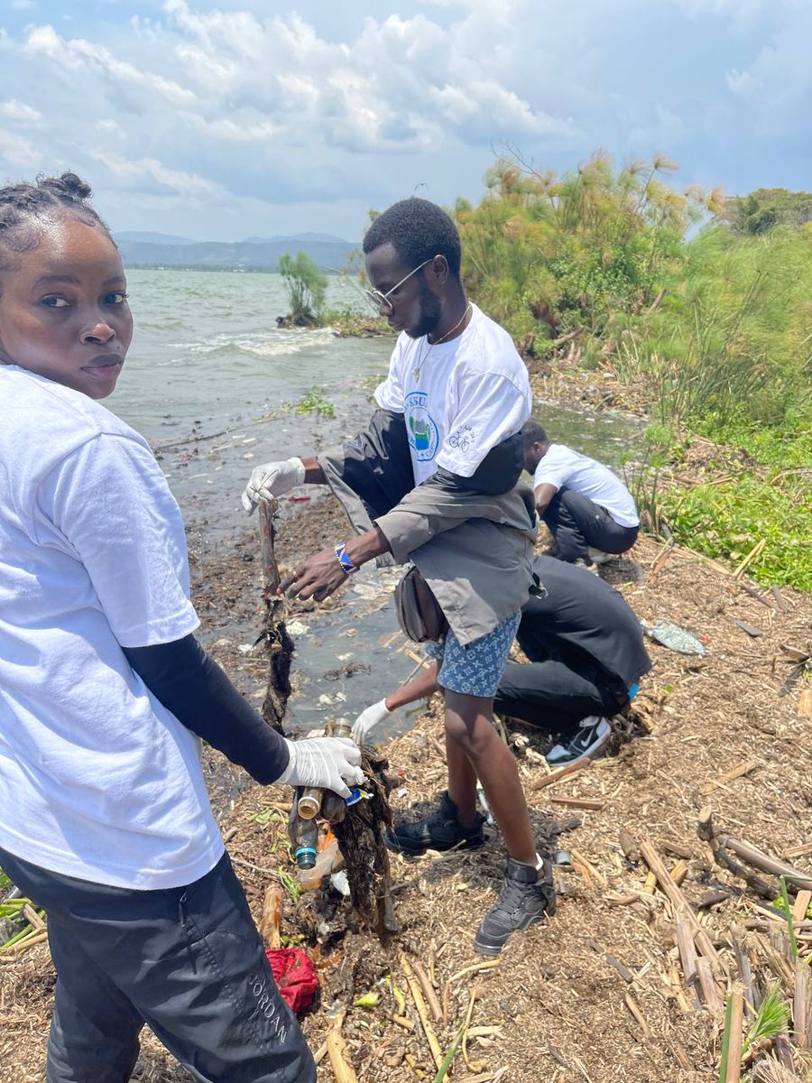 PauletteRahmina's tweet photo. We are in the fight for the restoration of Lake Victoria through our campaign #LetLakeVictoriaBreatheAgain hence doing advocacy, clean ups , making products from water hyacinth and other wastes. Kindly help us achieve this by donating to our initiative https://t.co/KbH8CuFSFC. https://t.co/zGFhT1fG2s