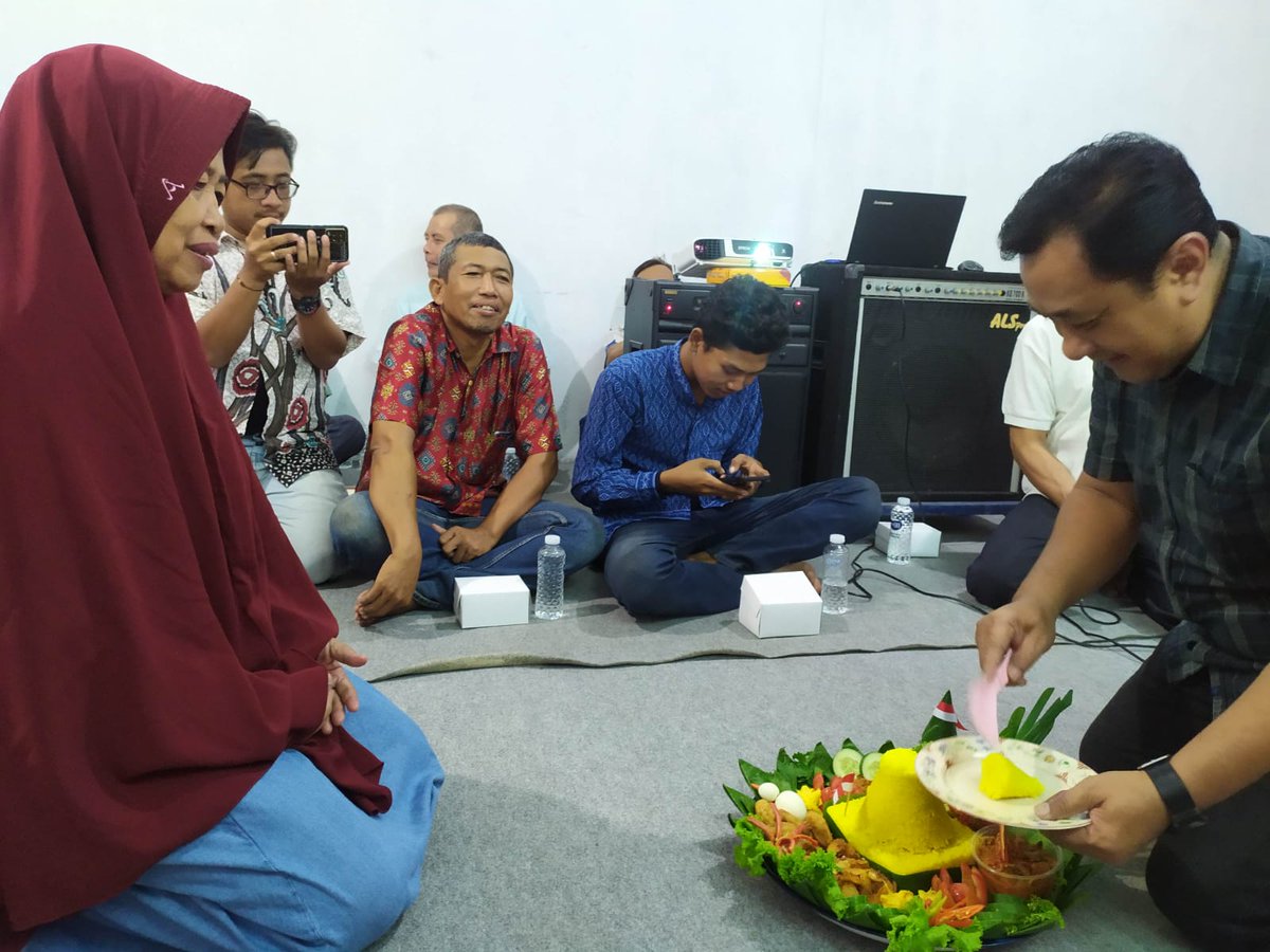 psi_dpdkotasmrg's tweet photo. Kekompakan antara Bro Narendra bersama konstituen terus terjalin dengan berbagai kegiatan yang bersama warga setempat, tetap konsisten "Hadir Kerja Untuk Rakyat" Bro Narendra berpesan untuk terus merawat persatuan &amp; menjaga keutuhan NKRI. https://t.co/t0HCOpQu5p