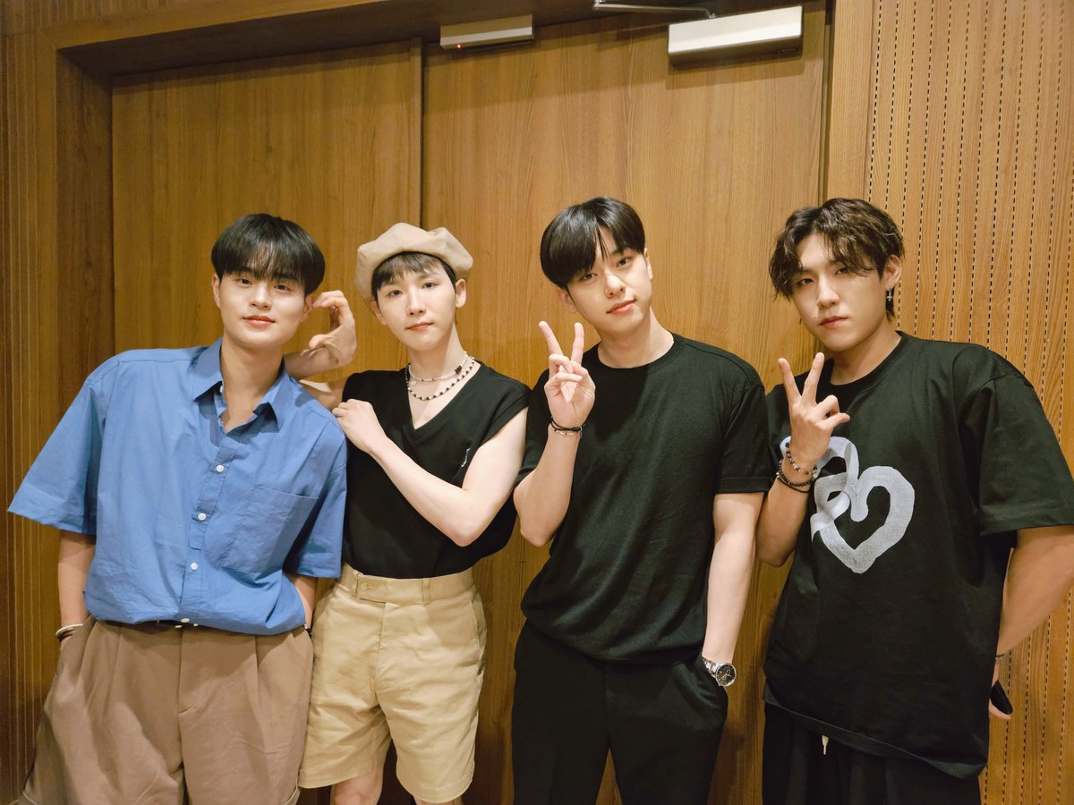 AB6IX's tweet photo. [📷]
230819 팬사인회
AB6IX와 함께한 토요일❣️
예삐들과 함께 행복한 주말 밤 되세요 🤍
우리 내일 만나요 🫶✨

#AB6IX #에이비식스
#THE_FUTURE_IS_OURS #LOST https://t.co/2EDGaNrCmC