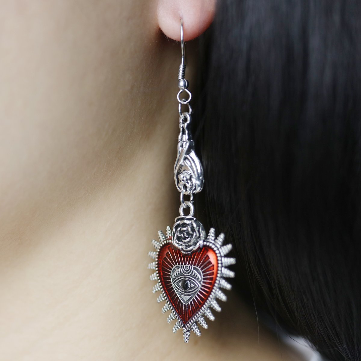 Scarlet Eye Earrings

The Scarlet Eye Pendant are earrings with a mystical and fantastical vibe, its main shape inspired by the Eye of Horus and the upside down bat.

ticopr.com/collections/al…

#darkjewelry #baroque #darkdesign #gothicstyle #gothicfashion #punk #punkfashion