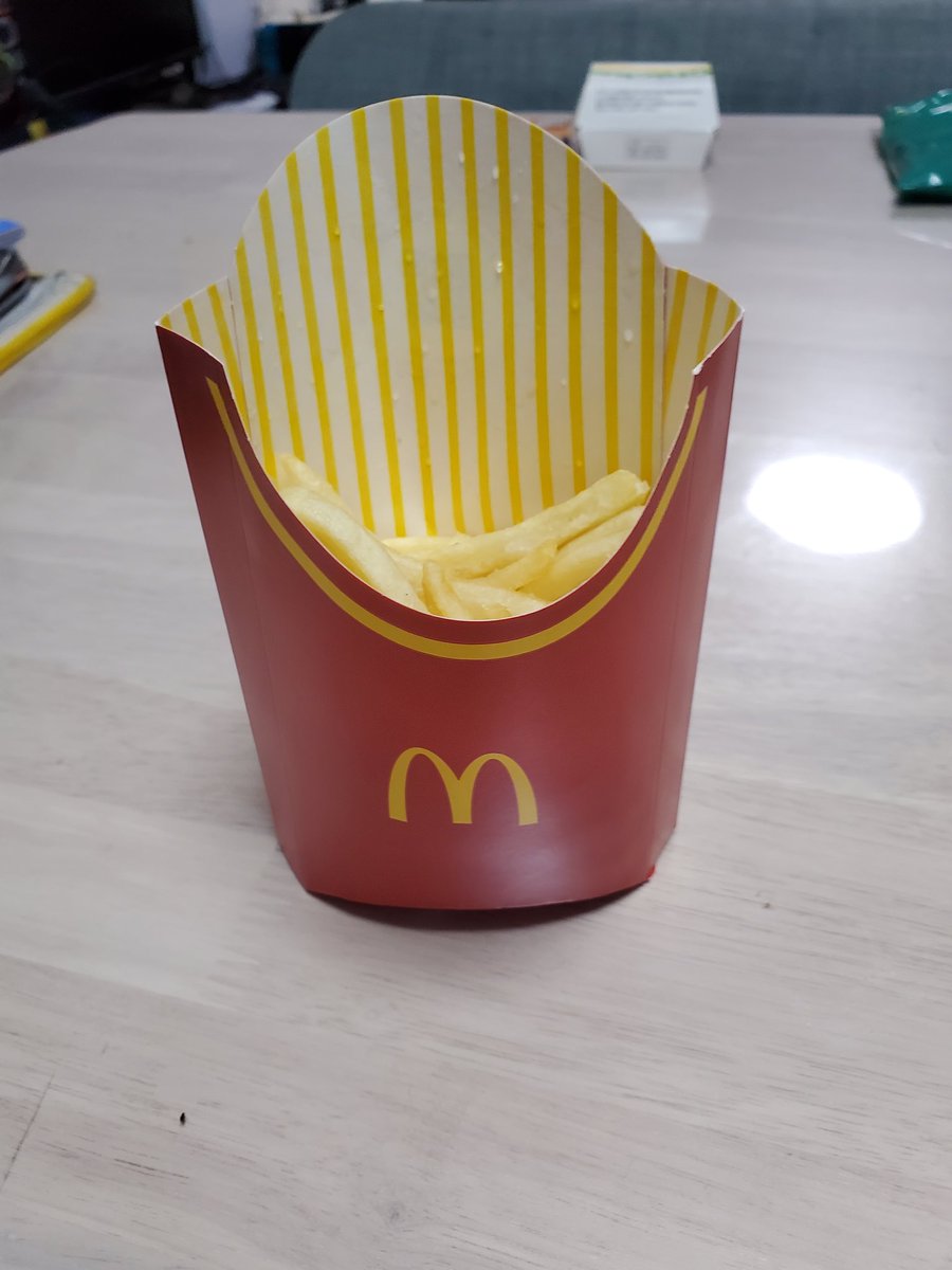 B12440238's tweet photo. ポテトL
こんな少なかったっけ。 https://t.co/oooYK4vmxq