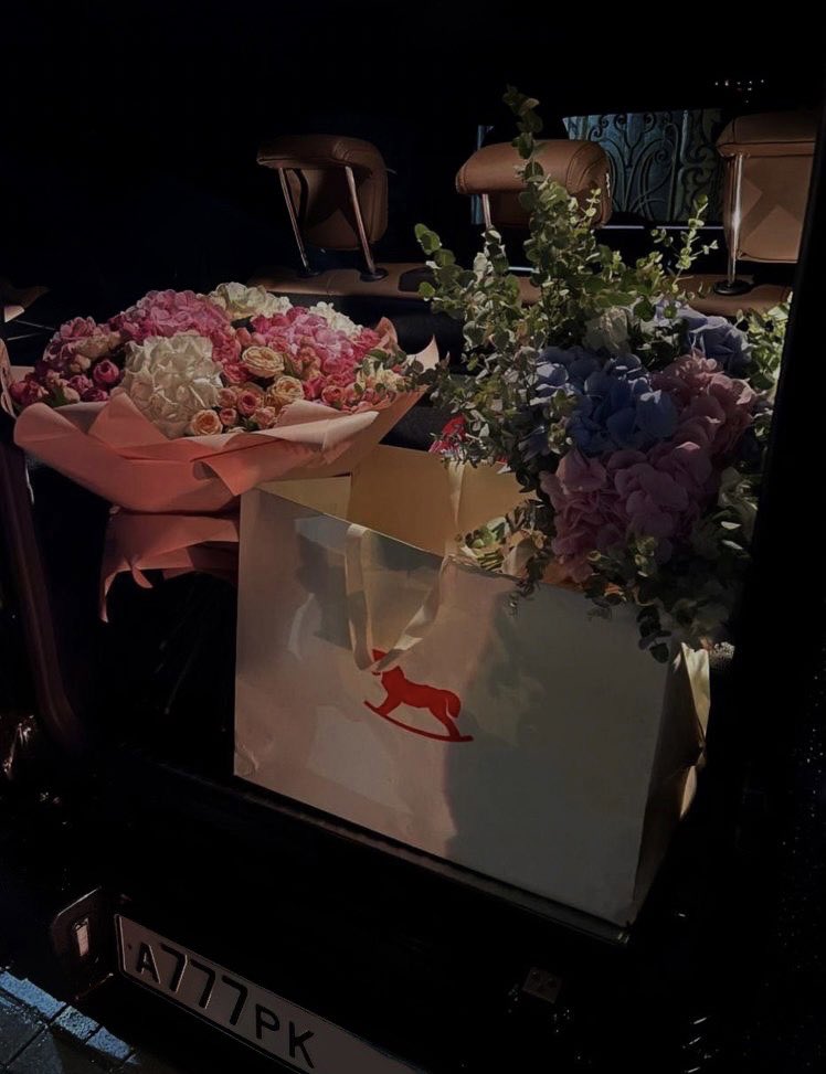 The car's plate. 🤍✨