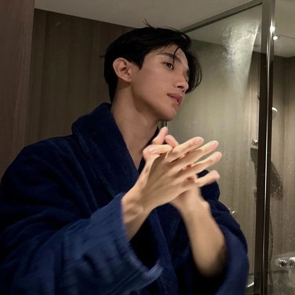 hello, this is leon. i'm currently looking for active #moots! 🛋

– he him (63+) 
– i mainly stan svt, en-, and nwjs.
– not new to #stantwt &amp; #kpoptwt. 
– pls interact with me ! :D 

♡ / ↻ are appriciated . . 🪩