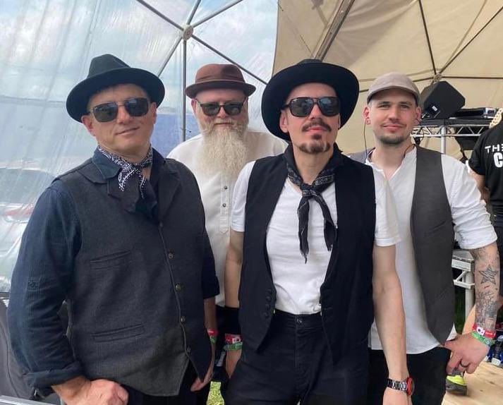AutumnSaints's tweet photo. What a beautiful day at @BDsfestival! So grateful to be spending our Saturday here. Hope to see you tonight in the @bimbleinn at 7:30pm . ❤️🤠 #BD2023 #bimbleinn #ukfestivals #familyfestival #americana https://t.co/g0NNeEwiij