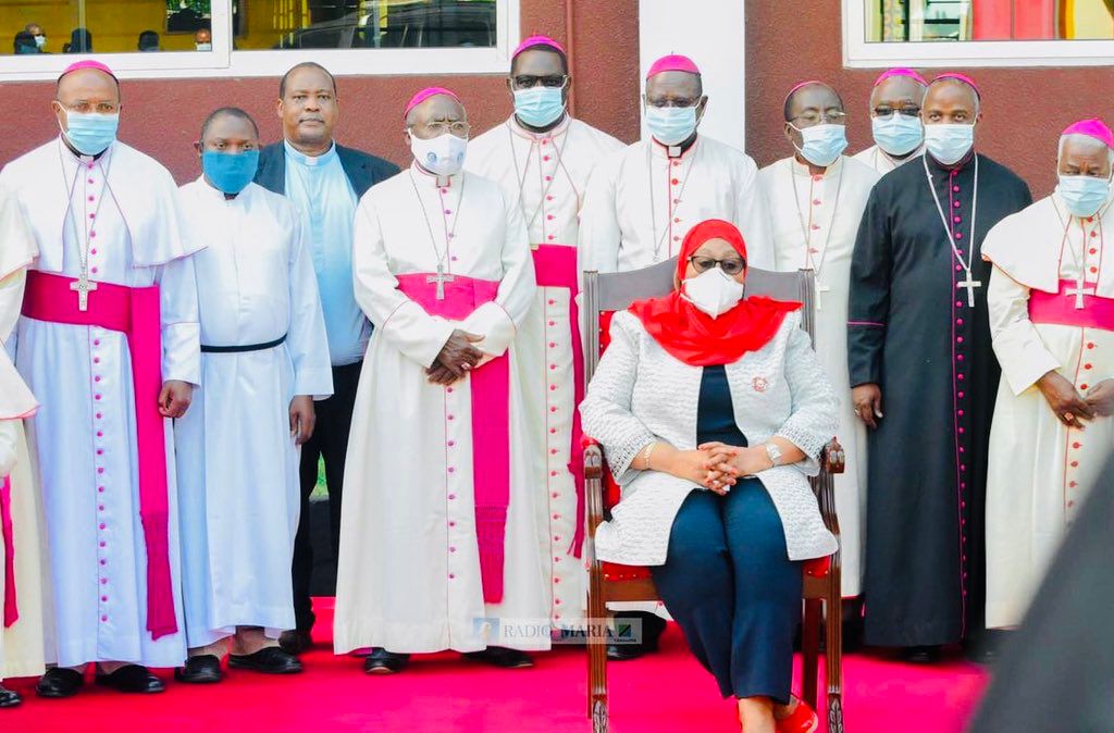 RoseMakei's tweet photo. Nimeambiwa kuwa WAKATOLIKI wana Salamu mpya mbili nazo ni
Ukisalimiwa SAUTI YA WATU
Unajibu NI SAUTI YA MUNGU
Ukisalimiwa TAMKO LA BARAZA LA MAASKOFU TEC
Unajibu  WAKATOLIKI TUNAUNGANA NA TAMKO LA MAASKOFU WETU, HATUUNGI MKONO MKATABA WA BANDARI
Tukutane Jumapili KANISANI🙏🙏🙏🙏 https://t.co/4KORIGlp9E