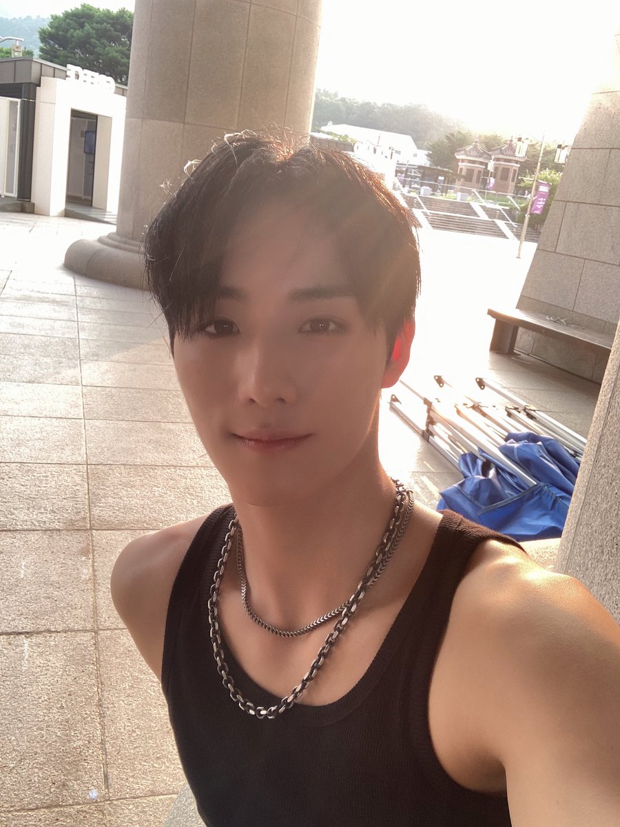 ATBO_members's tweet photo. [#정승환] 
️세상엔 두 개의 태양이 뜰 수 ☀️☀️

있다!(ㅎㅎ)

#ATBO #에이티비오
#JeongSeunghwan https://t.co/o04QGwdkZN