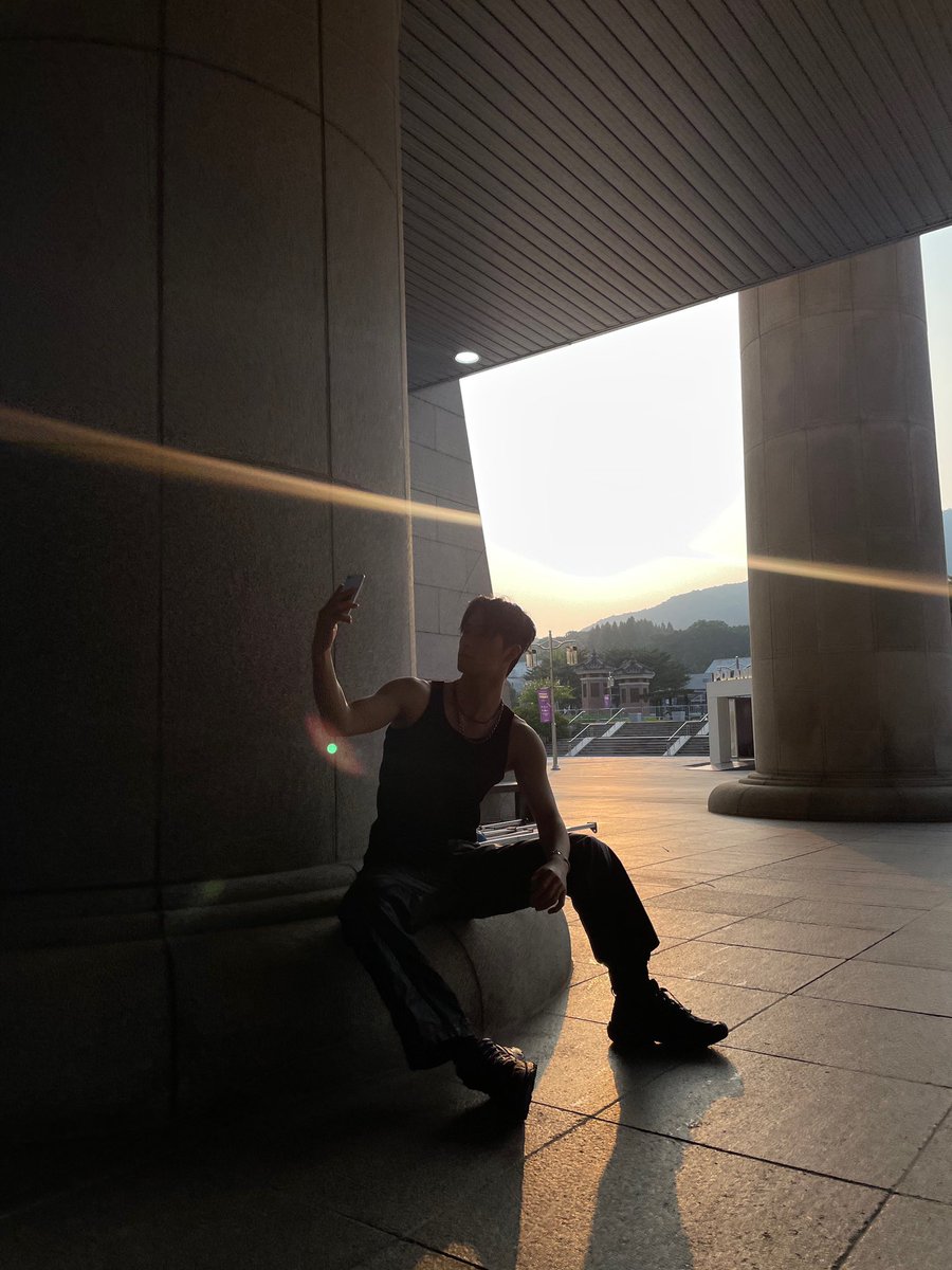 ATBO_members's tweet photo. [#정승환] 
️세상엔 두 개의 태양이 뜰 수 ☀️☀️

있다!(ㅎㅎ)

#ATBO #에이티비오
#JeongSeunghwan https://t.co/o04QGwdkZN