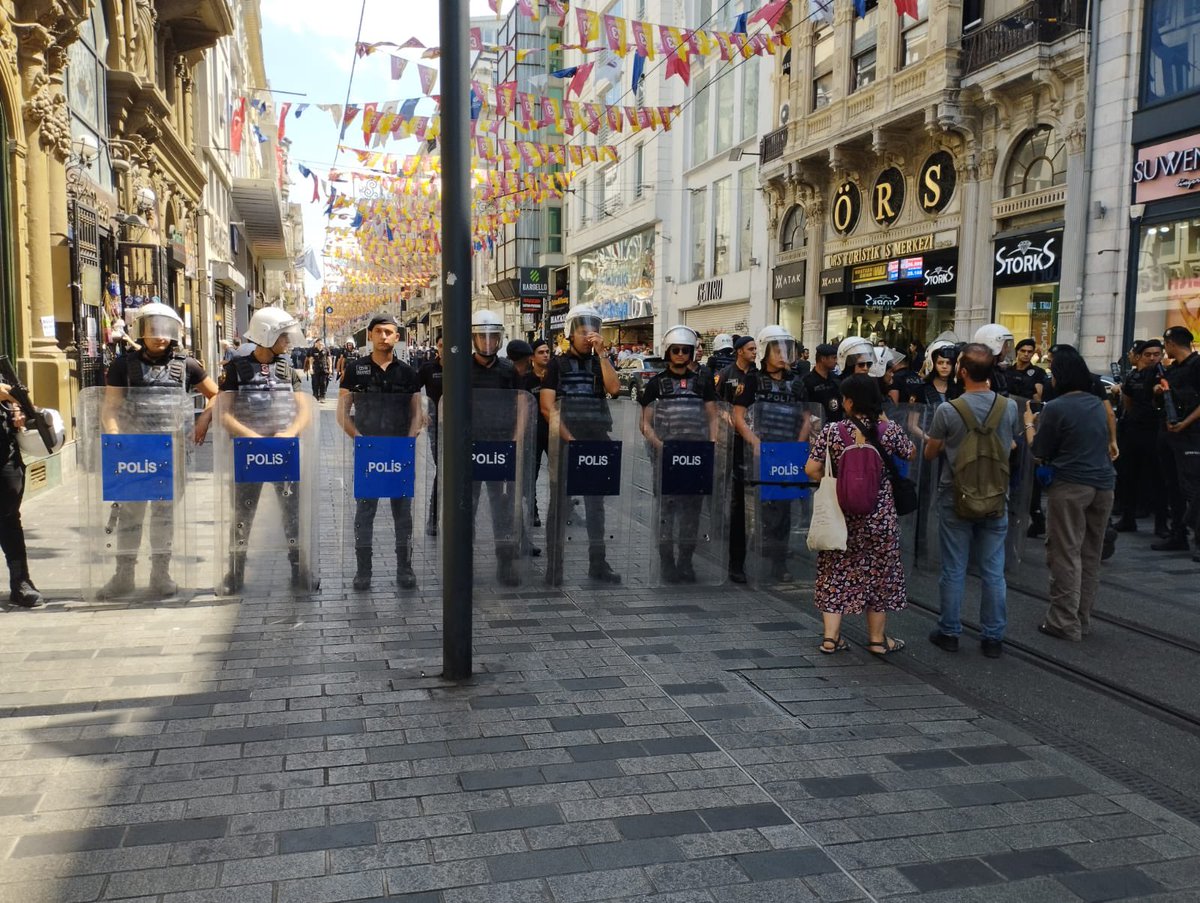 İstiklal caddesi yine ablukaya altında. Polis geçişlere izin vermiyor. Cumartesi insanları bir kez daha ters kelepçe ile gözaltına alındı. <a href="/gergerfirat/">Gerger Fırat Gazetesi</a> #CumartesiAnneleri960Hafta