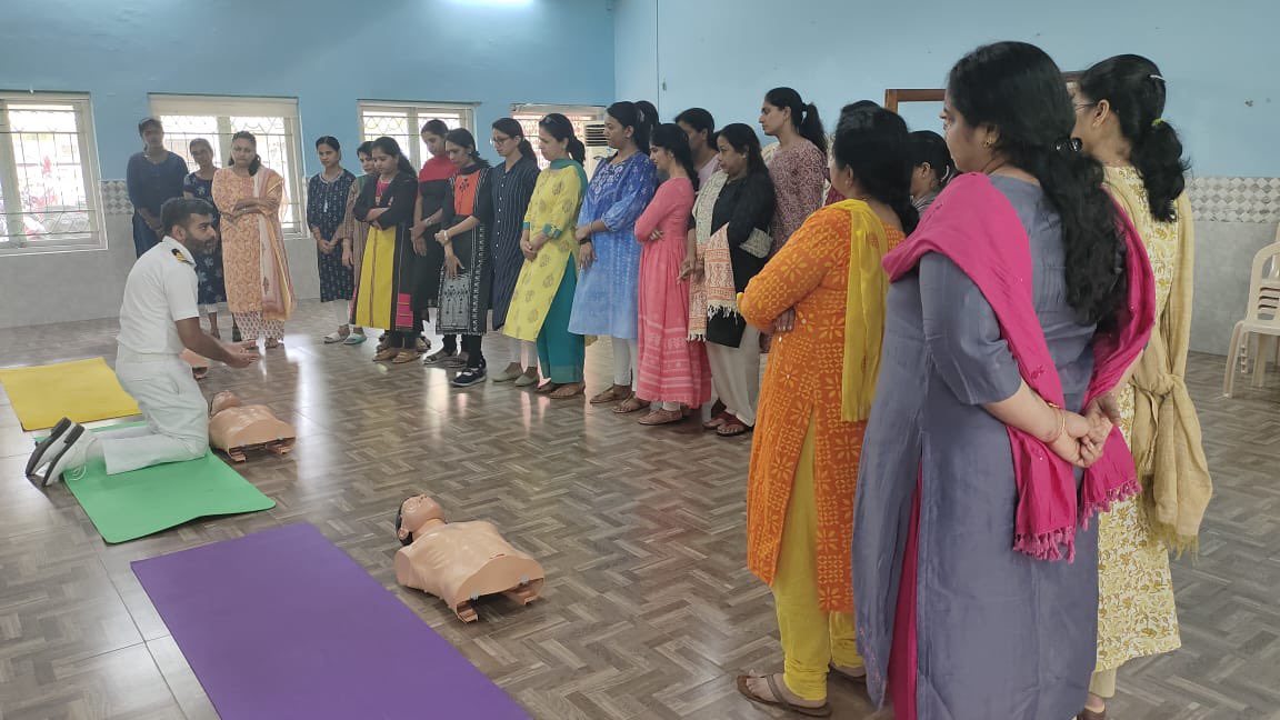 IN_Venduruthy's tweet image. #LifeskillsTraining 🩺
#BasicLifeSupport workshop conducted on 19 Aug 23 for teachers &amp;amp; staff of NKG, #Kochi. Practical training imparted on #CPR and #firstaid techniques for burns, drowning, poisoning, shock, snakebite, injuries, etc with emphasis on child related emergencies.