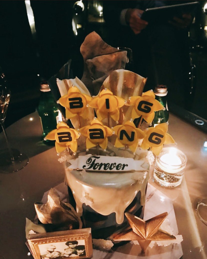 ityt_q's tweet photo. 👑HAPPY17thANNIVERSARY👑

最高で最強のBIGBANG 
🩷❤️💚💛💙
#17YEARSWITHBIGBANG 
#BIGBANG https://t.co/BYzbqH3gRK